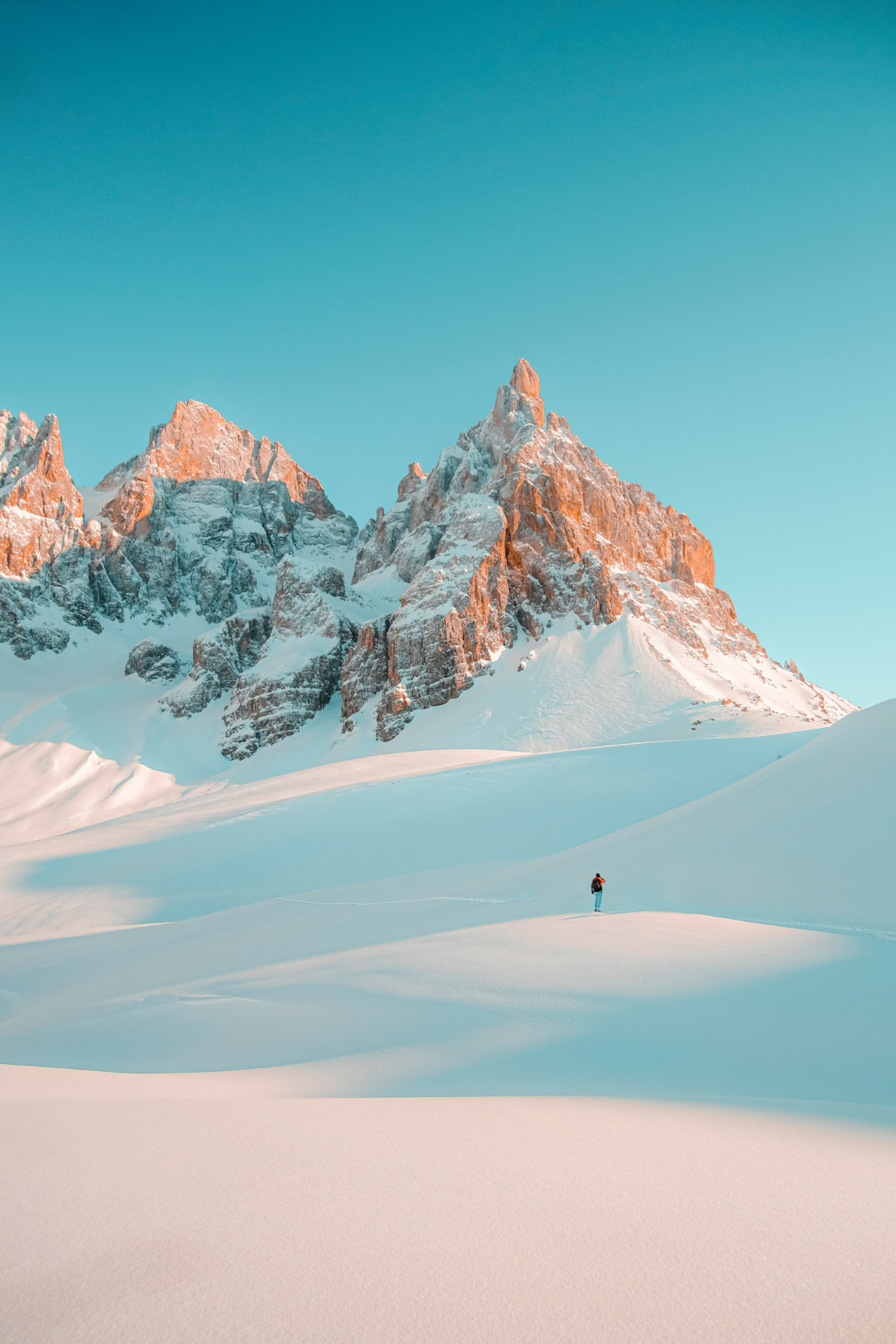 Sommet alpin enneigé au lever du jour